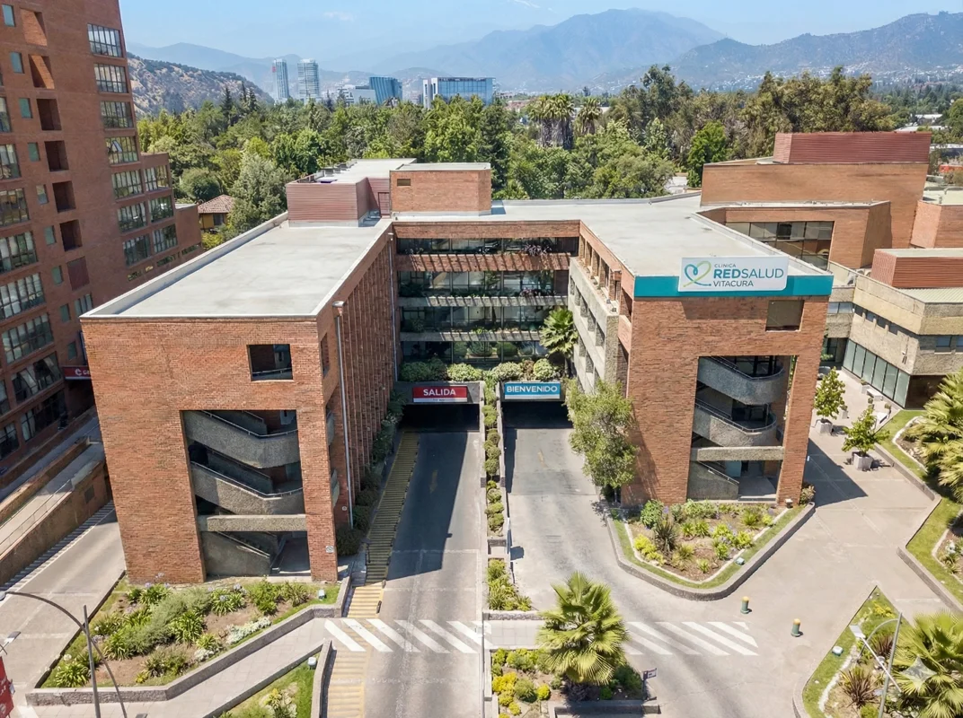 Edificio de Clínica RedSalud Vitacura